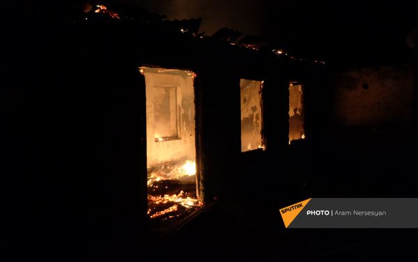 Люди покидают свои дома в Карвачаре перед вступлением в силу соглашения о передаче земель (14 ноября 2020). Карабах - Sputnik Армения