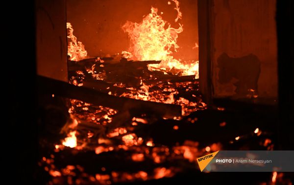 Люди покидают свои дома в Карвачаре перед вступлением в силу соглашения о передаче земель (14 ноября 2020). Карабах - Sputnik Армения