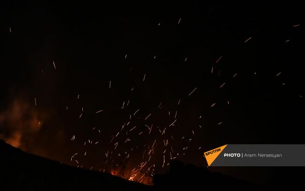 Люди покидают свои дома в Карвачаре перед вступлением в силу соглашения о передаче земель (14 ноября 2020). Карабах - Sputnik Армения