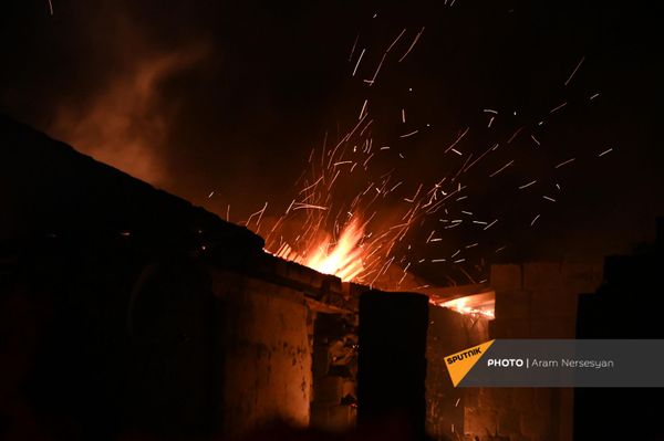Люди покидают свои дома в Карвачаре перед вступлением в силу соглашения о передаче земель (14 ноября 2020). Карабах - Sputnik Армения