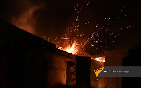 Люди покидают свои дома в Карвачаре перед вступлением в силу соглашения о передаче земель (14 ноября 2020). Карабах - Sputnik Армения