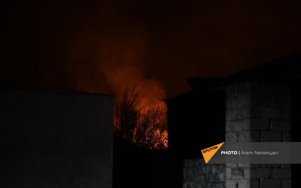 Люди покидают свои дома в Карвачаре перед вступлением в силу соглашения о передаче земель (14 ноября 2020). Карабах - Sputnik Армения