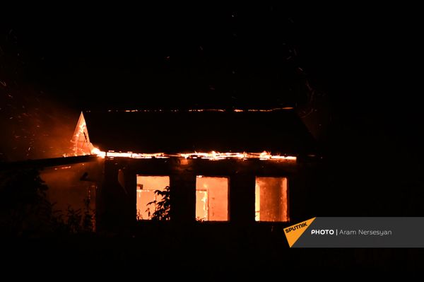 Люди покидают свои дома в Карвачаре перед вступлением в силу соглашения о передаче земель (14 ноября 2020). Карабах - Sputnik Армения