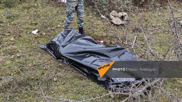 Сотрудники ГСЧС собирают трупы азербайджанских солдат недалеко от Шуши (14 ноября 2020). Карабах - Sputnik Армения