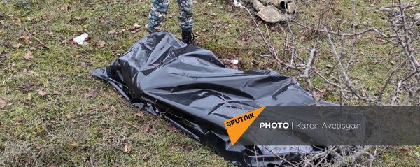 Сотрудники ГСЧС собирают трупы азербайджанских солдат недалеко от Шуши (14 ноября 2020). Карабах - Sputnik Армения