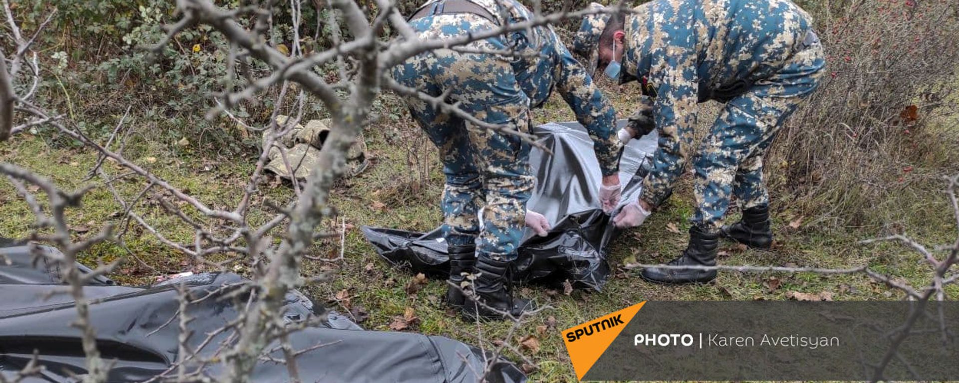 Сотрудники ГСЧС собирают трупы азербайджанских солдат недалеко от Шуши (14 ноября 2020). Карабах Сотрудники ГСЧС собирают трупы азербайджанских солдат недалеко от Шуши (14 ноября 2020). Карабах - Sputnik Армения, 1920, 23.01.2021