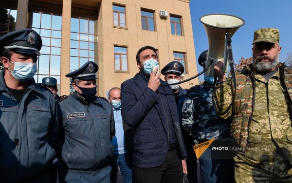 В Шенгавитской резиденции Суда общей юрисдикции Еревана рассматривается вопрос о правомерности ареста ветерана карабахской войны Ашота Минасяна (15 ноября 2020). Еревaн - Sputnik Армения