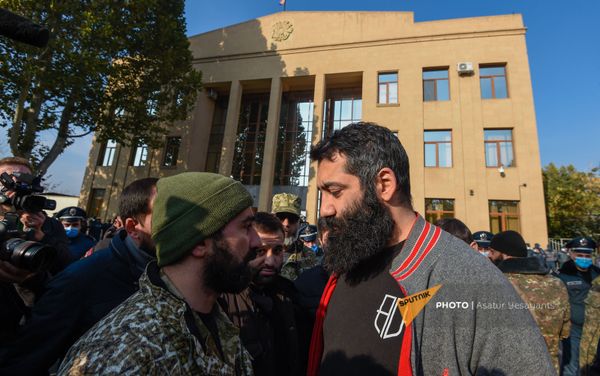 В Шенгавитской резиденции Суда общей юрисдикции Еревана рассматривается вопрос о правомерности ареста ветерана карабахской войны Ашота Минасяна (15 ноября 2020). Еревaн - Sputnik Армения