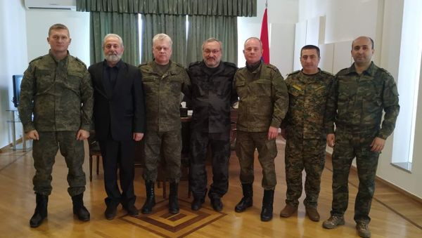 Спикер парламента Карабаха Артур Товмасян встретился с делегацией военной прокуратуры, во главе с полковником Дмитрием Шувайкиным (15 ноября 2020). Степанакерт - Sputnik Արմենիա