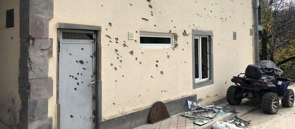 Поврежденный от обстрелов дом в общине Давид Бек, Сюникской области - Sputnik Армения