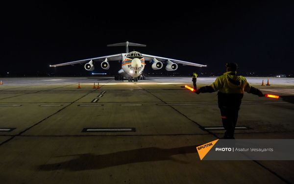 Спецборт авиации МЧС России с аэромобильным госпиталем приземлился в Ереване (15 ноября 2020). Армения - Sputnik Армения