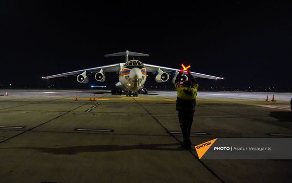 Спецборт авиации МЧС России с аэромобильным госпиталем приземлился в Ереване (15 ноября 2020). Армения - Sputnik Армения