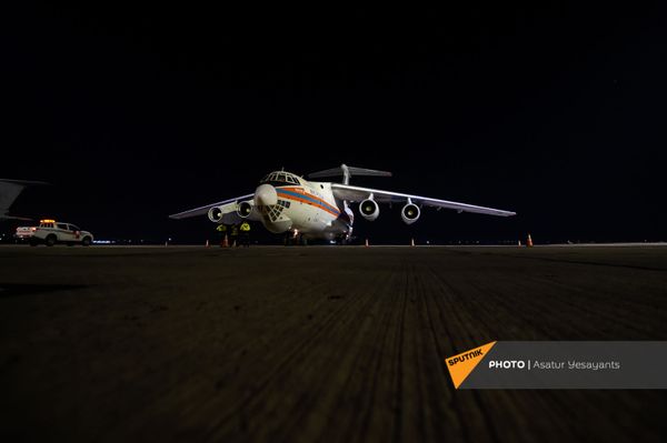 Спецборт авиации МЧС России с аэромобильным госпиталем приземлился в Ереване (15 ноября 2020). Армения - Sputnik Армения