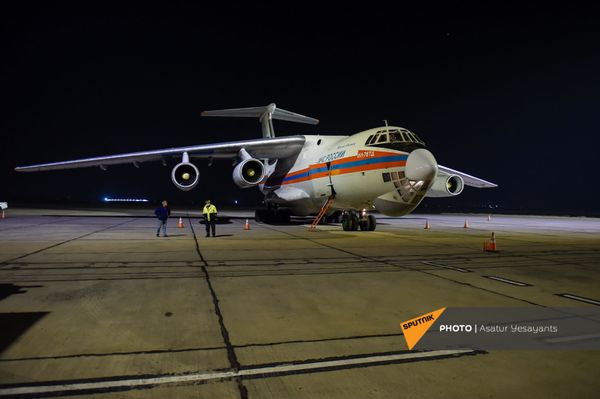 Спецборт авиации МЧС России с аэромобильным госпиталем приземлился в Ереване (15 ноября 2020). Армения - Sputnik Армения