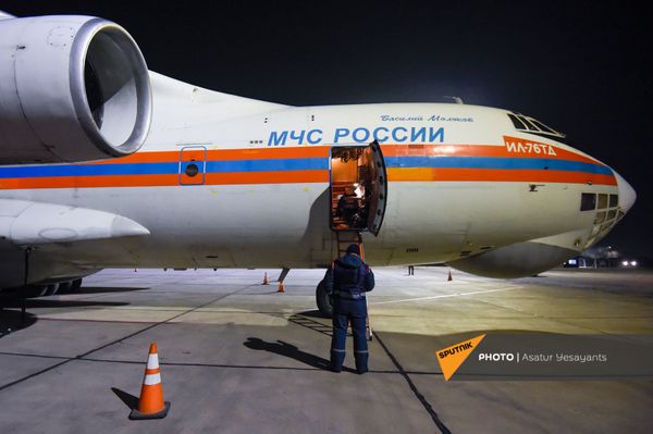 Спецборт авиации МЧС России с аэромобильным госпиталем приземлился в Ереване (15 ноября 2020). Армения - Sputnik Армения