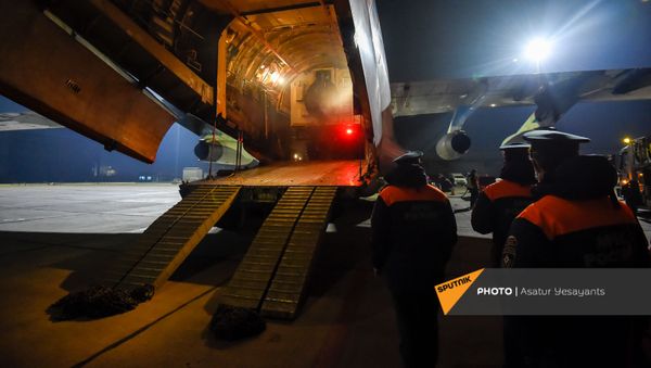Спецборт авиации МЧС России с аэромобильным госпиталем приземлился в Ереване (15 ноября 2020). Армения - Sputnik Армения