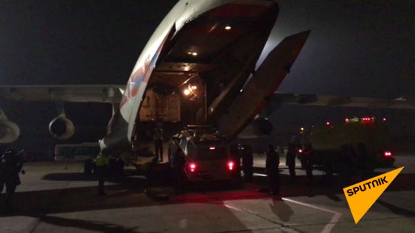 Спецборт авиации МЧС России с аэромобильным госпиталем проводит разгрузку в Ереване - Sputnik Армения