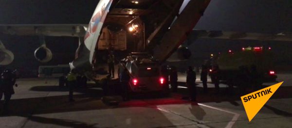 Спецборт авиации МЧС России с аэромобильным госпиталем проводит разгрузку в Ереване - Sputnik Արմենիա
