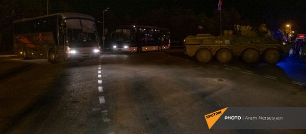 Беженцы из Карабаха прибыли из Еревана в Степанакерт (15 ноября 2020). Карабах - Sputnik Армения