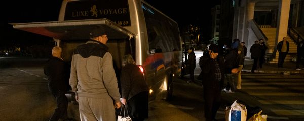 Беженцы из Карабаха прибыли из Еревана в Степанакерт (15 ноября 2020). Карабах - Sputnik Армения