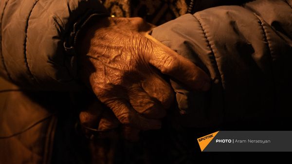 Беженцы из Карабаха прибыли из Еревана в Степанакерт (15 ноября 2020). Карабах - Sputnik Армения