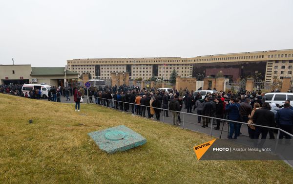 Անհետ կորած զինվորների ծնողները հավաքվել են ՊՆ–ի մոտ  - Sputnik Արմենիա