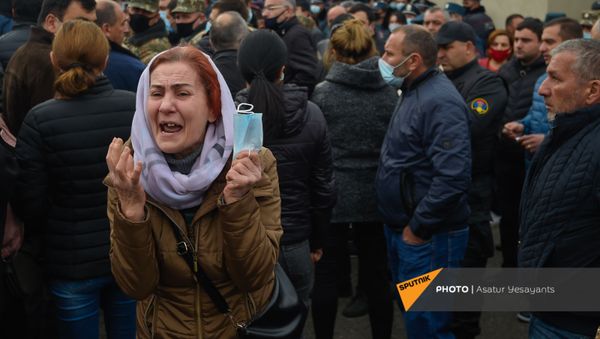 Акция протеста родителей солдат пропавших без вести у здания Минобороны (16 ноября 2020). Еревaн Акция протеста родителей солдат пропавших без вести у здания Минобороны (16 ноября 2020). Еревaн - Sputnik Армения