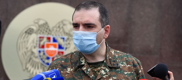 Полковник Виталий Восканян отвечает на вопросы журналистов во время акции протеста родителей солдат пропавших без вести у здания Минобороны (16 ноября 2020). Еревaн Полковник Виталий Восканян отвечает на вопросы журналистов во время акции протеста родителей солдат пропавших без вести у здания Минобороны (16 ноября 2020). Еревaн - Sputnik Армения