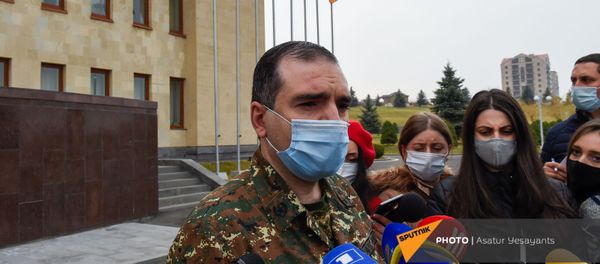 Полковник Виталий Восканян отвечает на вопросы журналистов во время акции протеста родителей солдат пропавших без вести  у здания Минобороны (16 ноября 2020). Еревaн - Sputnik Արմենիա