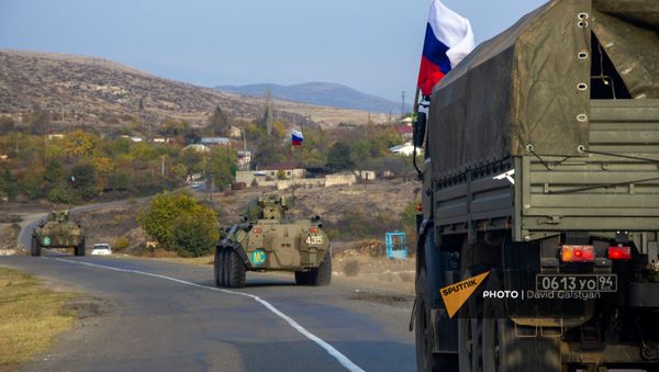Колонна российских миротворцев направляется к монастырскому комплексу Дадиванк (16 ноября 2020). Карабах - Sputnik Армения