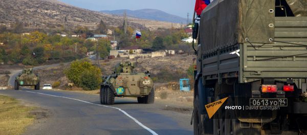 Колонна российских миротворцев направляется к монастырскому комплексу Дадиванк (16 ноября 2020). Карабах - Sputnik Արմենիա
