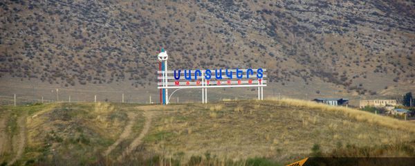 Колонна российских миротворцев направляется к монастырскому комплексу Дадиванк (16 ноября 2020). Карабах - Sputnik Армения