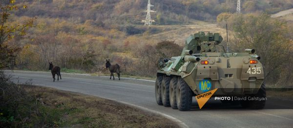 Колонна российских миротворцев направляется к монастырскому комплексу Дадиванк (16 ноября 2020). Карабах - Sputnik Армения