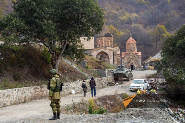 Российские миротворцы у монастырского комплекса Дадиванк (16 ноября 2020). Карабах - Sputnik Армения
