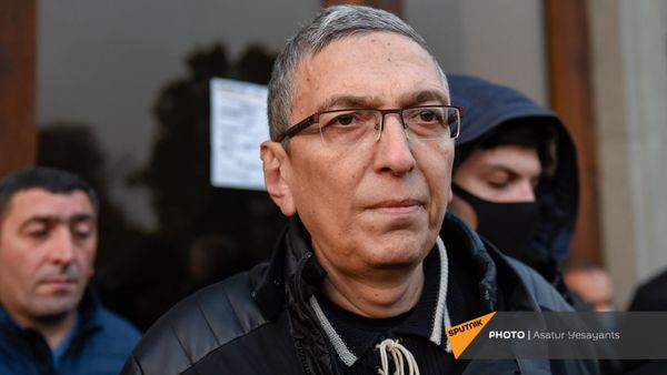 Продюсер, сценарист Армен Григорян во время митинга на площади Свободы (16 ноября 2020). Еревaн - Sputnik Армения