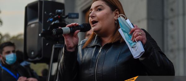 Депутат от фракции Процветающая Армения Иветта Тоноян выступает во время митинга на площади Свободы (16 ноября 2020). Еревaн - Sputnik Արմենիա