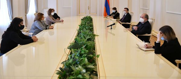 Президент Армен Саркисян встретился с жиделями Гадрута, потерявших свое имущество в следствии военной агрессии Азербайджана (16 ноября 2020). Еревaн Президент Армен Саркисян встретился с жиделями Гадрута, потерявших свое имущество в следствии военной агрессии Азербайджана (16 ноября 2020). Еревaн - Sputnik Армения