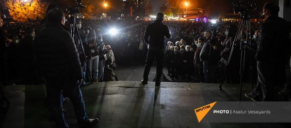 Представитель Верховного органа АРФ Дашнакцутюн Ишхан Сагателян выступает во время митинга на площади Свободы (16 ноября 2020). Еревaн - Sputnik Армения