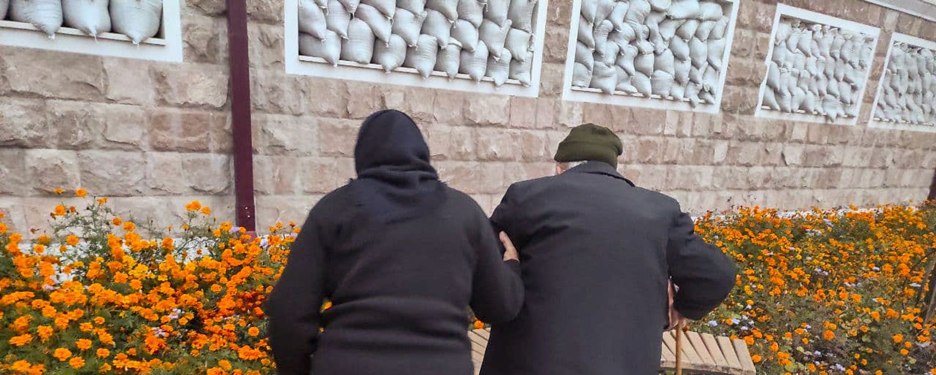 Беженцы из Карабаха прибыли из Еревана в Степанакерт (16 ноября 2020). Карабах - Sputnik Արմենիա, 1920, 20.04.2021