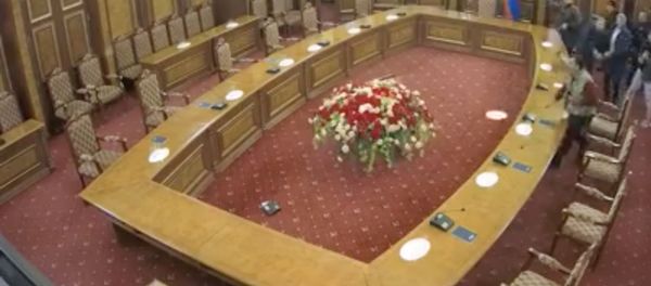 Погромы в Правительстве - видео с камер наблюдения - Sputnik Армения