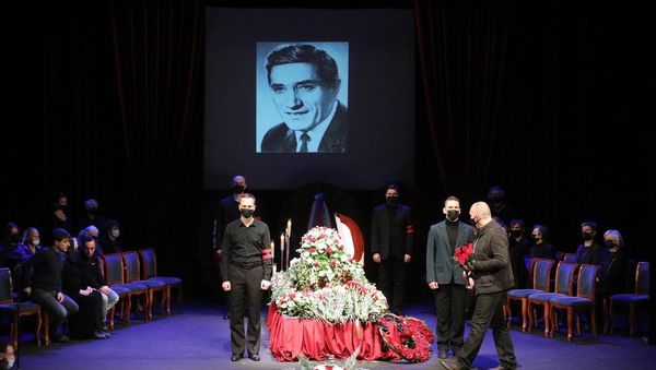 Прощание с народным артистом СССР Арменом Джигарханяном в Московском драматическом театре под руководством Армена Джигарханяна - Sputnik Արմենիա