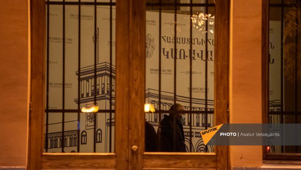 На входных дверях и окнах в здании правительства установили решетки - Sputnik Արմենիա