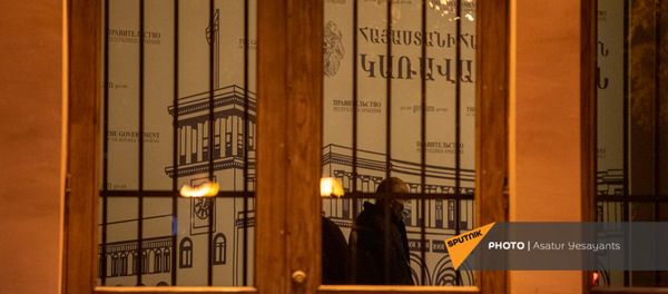 На входных дверях и окнах в здании правительства установили решетки На входных дверях и окнах в здании правительства установили решетки - Sputnik Արմենիա