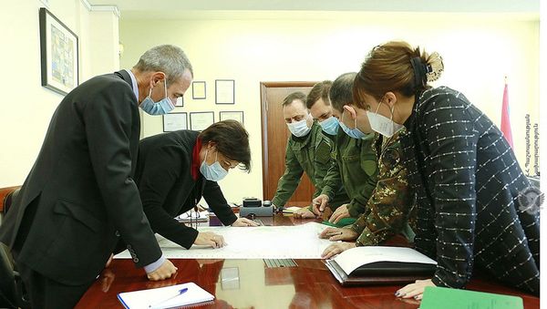Заместитель министра обороны Габриел Балаян встретился с главой Международного Комитета Красного Креста в Армении Клэр Мейтро (17 ноября 2020). Еревaн - Sputnik Արմենիա