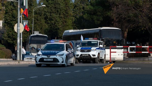 Беженцы из Карабаха прибывают из Армении в Степанакерт (17 ноября 2020). Карабах - Sputnik Армения