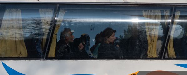 Беженцы из Карабаха прибывают из Армении в Степанакерт (17 ноября 2020). Карабах - Sputnik Армения