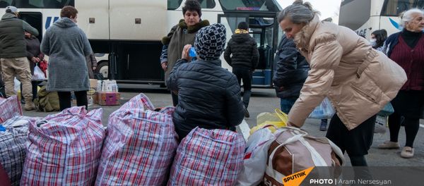Беженцы из Карабаха прибывают из Армении в Степанакерт (17 ноября 2020). Карабах - Sputnik Армения