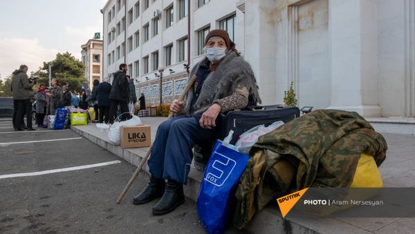 Беженцы из Карабаха прибывают из Армении в Степанакерт (17 ноября 2020). Карабах Беженцы из Карабаха прибывают из Армении в Степанакерт (17 ноября 2020). Карабах - Sputnik Армения