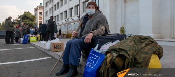 Беженцы из Карабаха прибывают из Армении в Степанакерт (17 ноября 2020). Карабах - Sputnik Армения