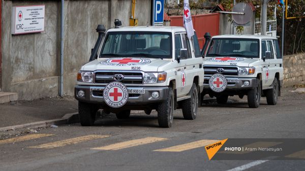 Автомобили Международного Комитета Красного Креста в Степанакерте - Sputnik Армения